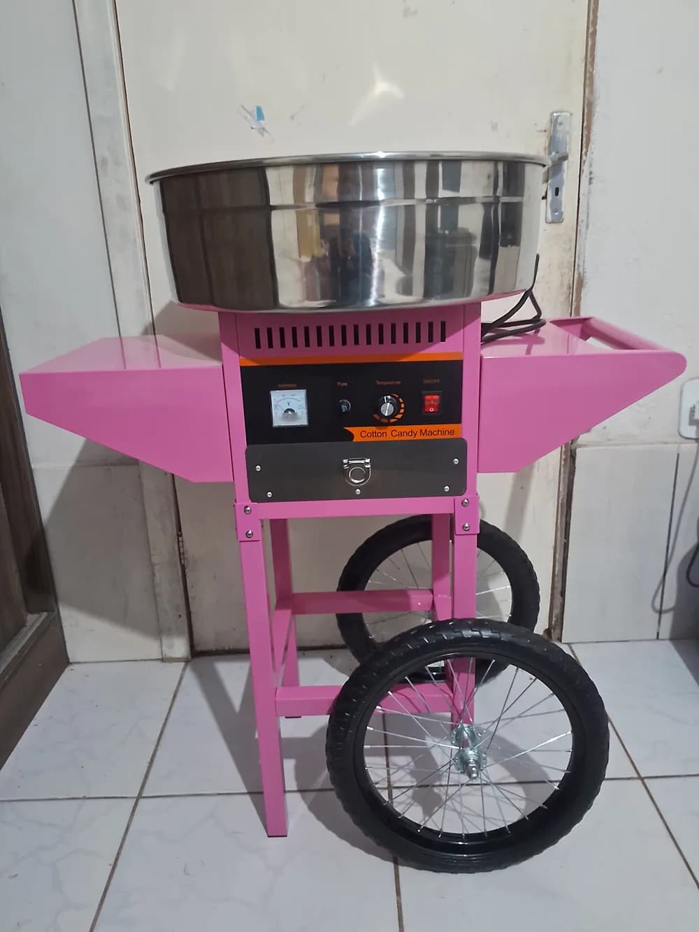 Operador De Carrinho De Algodão Doce